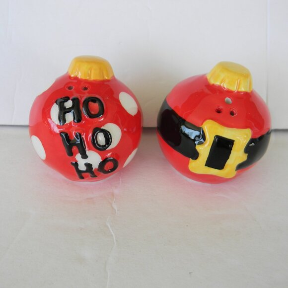 SANTA RED ROUND ORNAMENT CHRISTMAS SALT PEPPER SHAKERS SMALL CERAMIC - Picture 1 of 5
